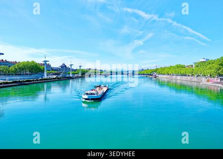 Schmalbootfahrt auf dem Fluss Rhône in Lyon, Frankreich. Stockfoto