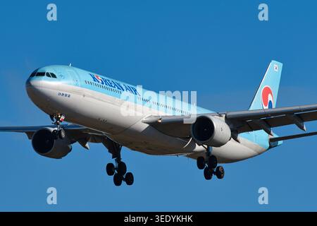 Passagierflugzeuge des Korean Air Airbus A330-300 (HL7524) im Endanflug mit eingesetztem Fahrwerk. Stockfoto