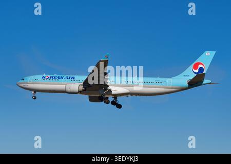 Passagierflugzeuge des Korean Air Airbus A330-300 (HL8025) im Endanflug mit eingesetztem Fahrwerk. Stockfoto