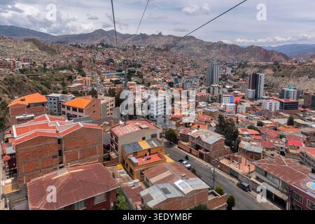 La Paz, Bolivien, Südamerika - 23. November 2025: Stadtlandschaft von La Paz mit farbenfrohen Dächern, Blick auf die Seilbahn und dramatischer Kulisse für den Andenberg Stockfoto