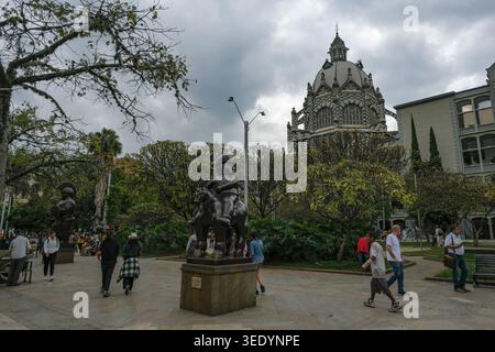 Medellin, Kolumbien - 29. Januar 2026: Menschen schlendern 1994 an der Statue man on Roseback, bei Fernando Botero, auf dem Botero Square in Medellin, Co. Vorbei Stockfoto