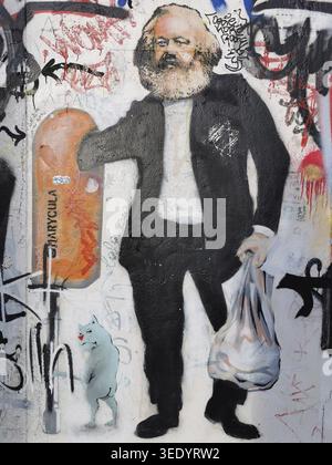Karikatur von Karl Marx auf einer Berliner Graffiti-Wand in lebhaften Farben, Berlin Stockfoto