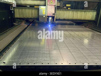 CNC-Laser-Plasmaschneiden von Metall, moderne Industrietechnik Stockfoto
