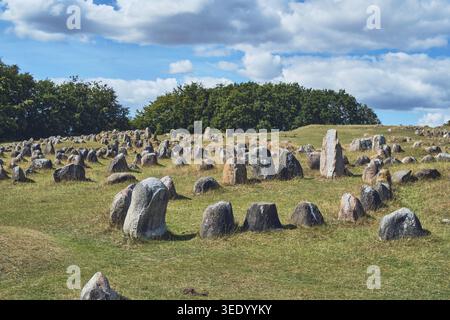 Steine auf dem Wikingerfriedhof Lindholm Hoje in Norddänland. Stockfoto