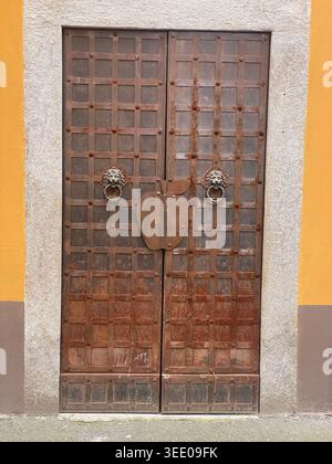 Die verwitterte Doppeltür aus Metall stellt ein altes und faszinierendes architektonisches Element dar, das alte Schließmechanismen und die komplizierten Details von hervorhebt Stockfoto