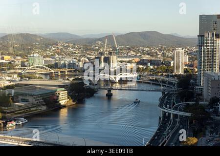 Die Skyline von Brisbane mit dem Brisbane River, der Victoria Bridge und Baukränen zeigen das städtische Wachstum in Queensland, Australien. (2025) Stockfoto