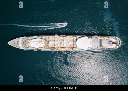 Luxuriöse Bootsfahrt. Premium-Yacht, die das glitzernde Meer inmitten sonniger Freizeitaktivitäten erkunden Stockfoto