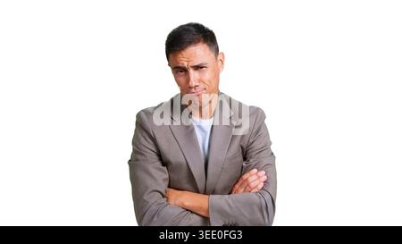 Ein Geschäftsmann, der arrogant aussieht und mit überkreuzten Armen verschmiert ist Stockfoto