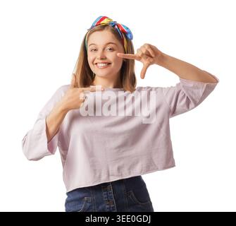 Junge Frau, die ihr schönes Lächeln auf weißem Hintergrund zeigt Stockfoto