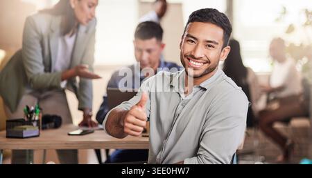 Glücklicher, Porträt- und Geschäftsmann mit Daumen nach oben im Büro, Unterstützung und positiver Bewertung für die Beschäftigung. Kreativ, persönlich und Empfehlung mit Lächeln Stockfoto
