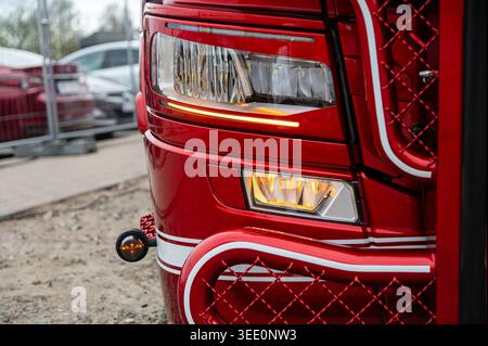 Riga, Lettland - 24. April 2026: Scheinwerfer des Scania 770S Sulinko Trucks zeigen Design und LED-Leuchten auf der Motorshow. Stockfoto