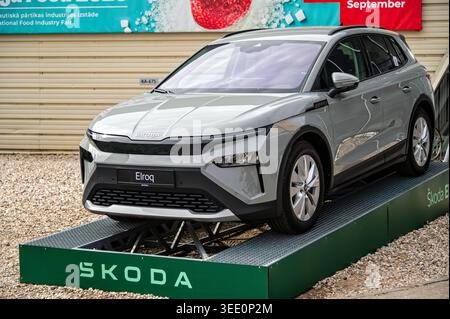 Riga, Lettland – 24. April 2026: Elektrische Crossover Skoda Elroq auf der Motorshow mit Schwerpunkt auf Design und Details Stockfoto