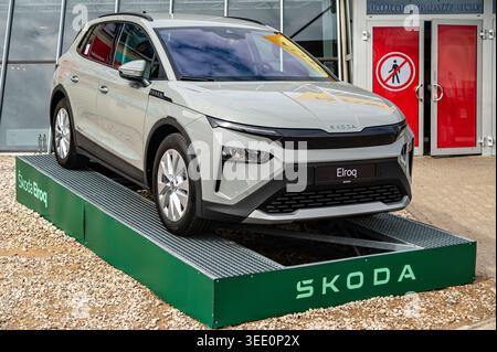Riga, Lettland - 24. April 2026: Skoda zeigt auf der Motorshow Elroq elektrische Crossover und hebt dessen Design und Details hervor. Stockfoto