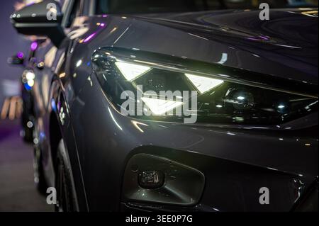 Riga, Lettland - 24. April 2026: Die Cupra Formentor VZ5 wird auf der Motorshow mit detailliertem Design und Scheinwerfern ausgestellt. Stockfoto