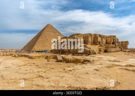 Im Vordergrund die Überreste des Grabtempels von Khafre, im Hintergrund die Cheops-Pyramide Stockfoto