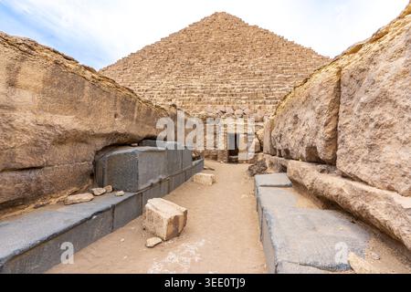 Die Pyramide von Menkaure, gesehen vom Inneren des Grabtempels der Pyramide von Menkaure Stockfoto
