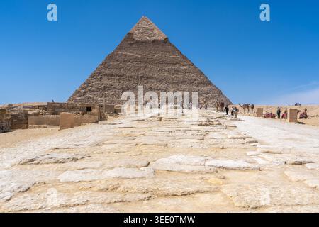 Die Pyramide von Khafre mit der großen Rampe im Vordergrund, fast 500 Meter lang, die den Taltempel mit dem angrenzenden Leichentempel verbindet. Stockfoto
