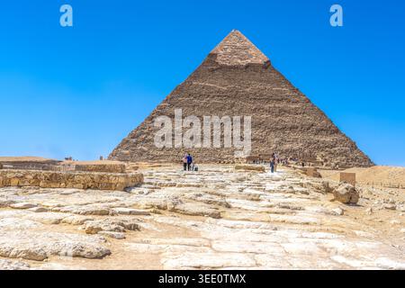 Die Pyramide von Khafre mit der großen Rampe im Vordergrund, fast 500 Meter lang, die den Taltempel mit dem angrenzenden Leichentempel verbindet. Stockfoto