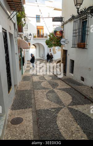 Eine malerische Straße in der Altstadt von Altea, Alicante, Spanien Stockfoto
