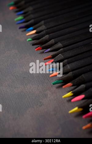 Bleistiftgruppe auf einem Holztisch. Stockfoto