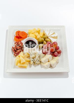 Käseplatte mit Honig, Nüssen und Trauben Stockfoto