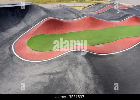 Pumpstrecke an der Küste mit Asphaltwellen für Radtouren und Skate-Sport Stockfoto