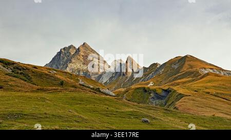 Ein atemberaubender Blick auf die französischen Alpen in La Ville des Glaciers. Das Bild zeigt den dramatischen Übergang von sattem Grün zu goldenem Braun Stockfoto