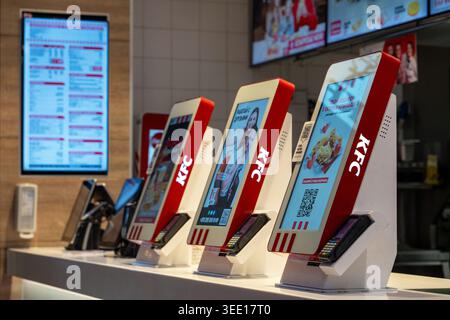 Selbstbestellkiosk im Kentucky Fried Chicken (KFC) Restaurant. Minsk, Weißrussland - 30. März 2026 Stockfoto