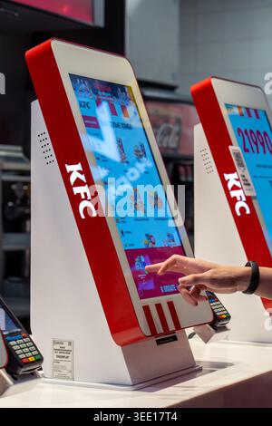 Selbstbestellkiosk im Kentucky Fried Chicken (KFC) Restaurant. Minsk, Weißrussland - 30. März 2026 Stockfoto