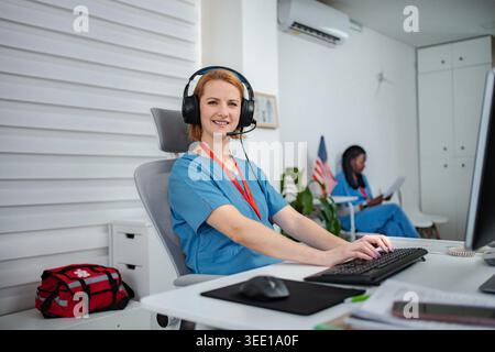 Medizinisches Fachpersonal, das ein Headset trägt, das virtuelle medizinische Beratung ermöglicht Stockfoto