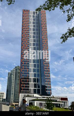 Amazon Büroturm mit markanten orangefarbenen vertikalen Fassadenelementen in der Innenstadt von Bellevue Stockfoto