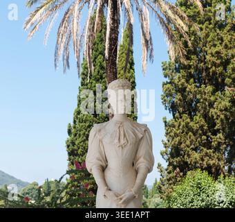 Achilleion Palace, Korfu, Ionische Insel, Griechenland - Juli - 07 - 2025 - Statue der Kaiserin Elisabeth von Österreich. Stockfoto