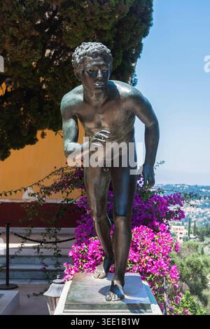 Achilleion Palace, Korfu, Ionische Insel, Griechenland - Juli - 07 - 2025 - die Statue des Läufers. Stockfoto