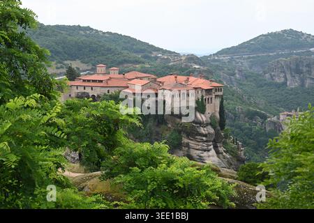 Die historischen ostorthodoxen Klöster auf den hoch aufragenden Sandsteinsäulen in Meteora, dem UNESCO-Weltkulturerbe, Griechenland. Stockfoto