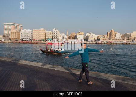 Asiatischer Mann, der am frühen Morgen am Bach in Dubai, VAE, trainiert. Stockfoto