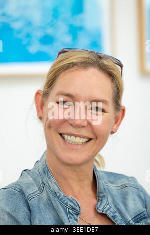 Hübsche Frau mit einem schönen, großen Lächeln. Ich trage eine Jeansjacke in La Cotte, Franschhoek, Western Cape, Südafrika Stockfoto