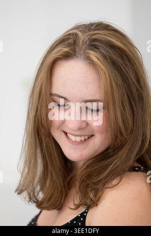 Ein lächelndes Porträt einer jungen Frau in natürlichem Licht in La Cotte, Franschhoek, Westkap, Südafrika Stockfoto