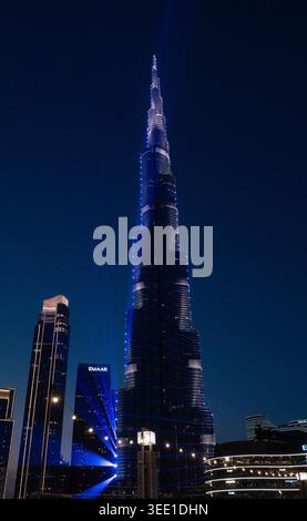 Nächtlicher Blick auf den Burj Khalifa in Dubai, den VAE. Stockfoto