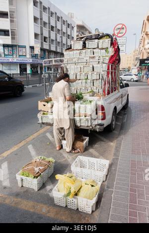 Mann entlädt Obst- und Gemüseabholwagen in Dubai, USA Stockfoto