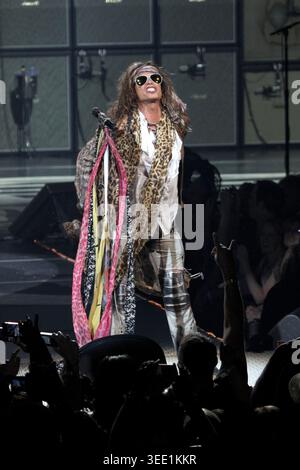 Sänger und Entertainer Steven Tyler ist dargestellt auf der Bühne während einer "live"-Konzert Auftritt mit Aerosmith. Stockfoto