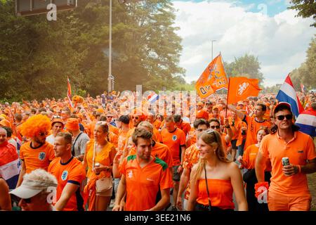 Eine riesige Menge niederländischer Unterstützer, die während des niederländischen fanmarschs vor der UEFA Euro 2024-Halbzeit in Dortmund spazieren gehen. Stockfoto