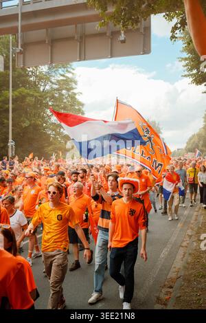 Die niederländischen Fans tragen während des fanmarsches in Dortmund vor der UEFA E eine große niederländische Flagge und eine orange Löwenflagge durch die Menge Stockfoto