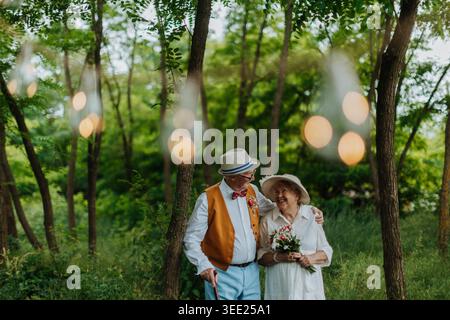 Seniorenpaar, das während des Frühlingstages in der Natur verheiratet ist. Stockfoto