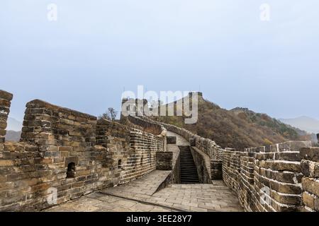 Der Weg der Großen Mauer des Mutianyu-Abschnitts in der Nähe von Peking im Herbst Stockfoto