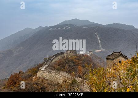 Der Weg der Großen Mauer des Mutianyu-Abschnitts in der Nähe von Peking im Herbst Stockfoto