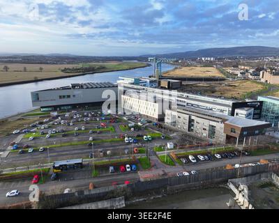 Luftaufnahme des West College Scotland - Clydebank Campus und Clydebank Leisure Centre Stockfoto