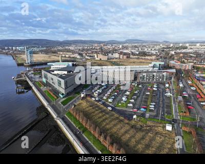 Luftaufnahme des West College Scotland - Clydebank Campus und Clydebank Leisure Centre Stockfoto