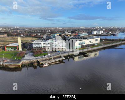 Luftaufnahme des West College Scotland - Clydebank Campus und Clydebank Leisure Centre Stockfoto
