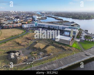 Luftaufnahme des West College Scotland - Clydebank Campus und Clydebank Leisure Centre Stockfoto