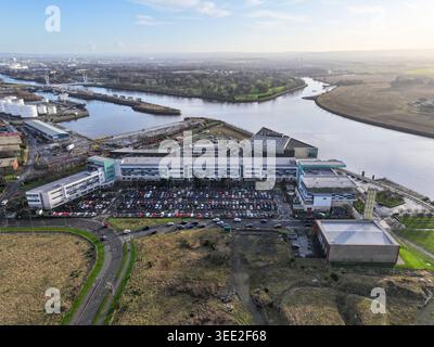 Luftaufnahme des West College Scotland - Clydebank Campus und Clydebank Leisure Centre Stockfoto